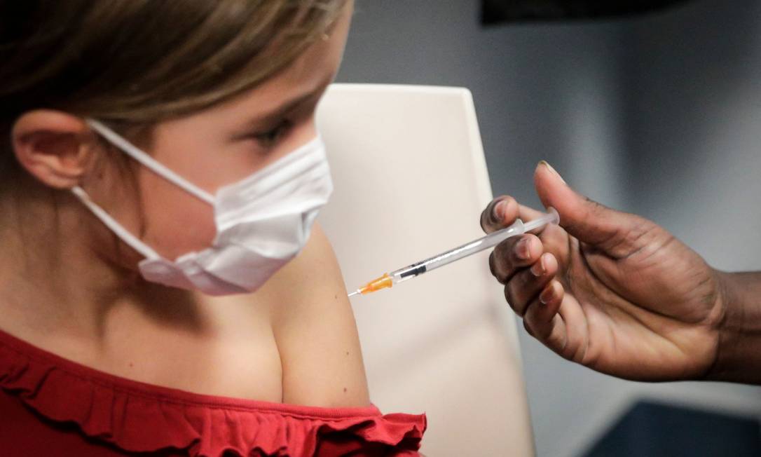 Menina recebe vacina contra Covid-19 na França Foto: GEOFFROY VAN DER HASSELT / AFP