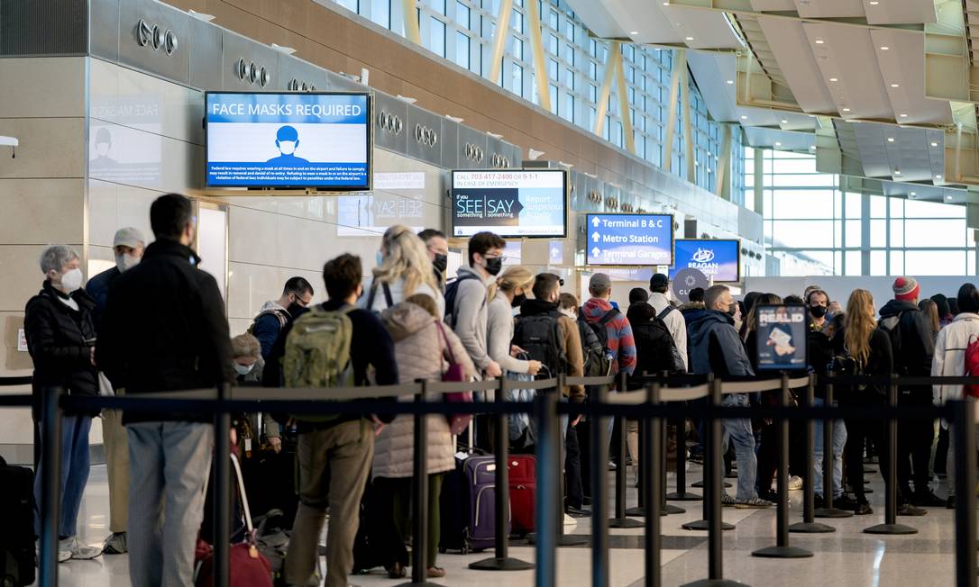 Viajantes em aeroporto nos EUA: receio com avanço da Ômicron Foto: STEFANI REYNOLDS / NYT