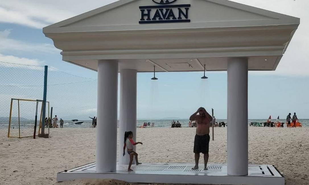 Havan, empresa de Luciano Hang, apoiador de Bolsonaro, instalou chuveiro em praia de Florianópolis Foto: Divulgação