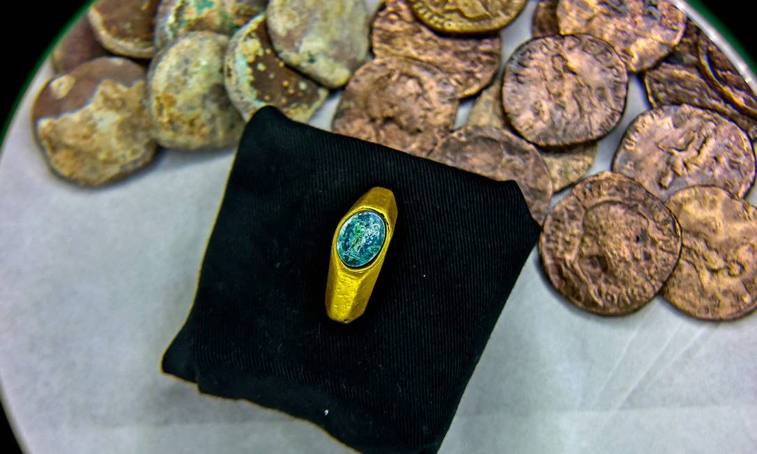 Junto ao anel também foram descobertas outras peças arqueológicas Foto: AHMAD GHARABLI / AFP
