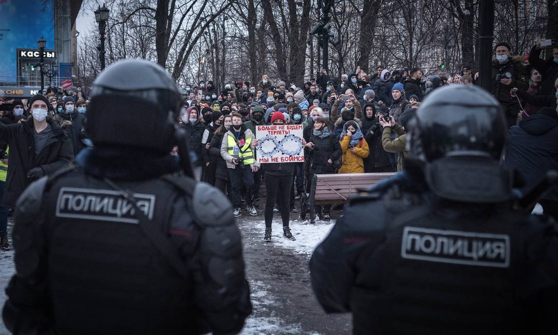 Manifestantes se colocam diante da polícia de choque durante protesto contra a prisão do líder oposicionista Alexei Navalny, em Moscou, no dia 23 de janeiro Foto: SERGEY PONOMAREV / NYT