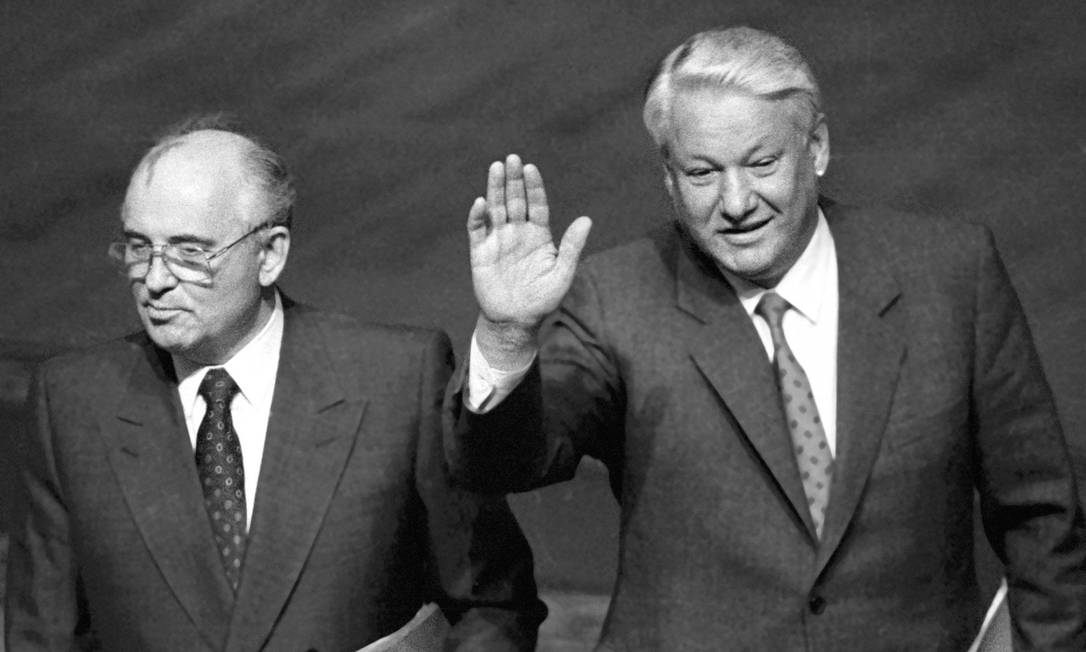Boris Yeltsin (D) e Mikhail Gorbachev (E) participam de sessão do Soviete Supremo em agosto de 1991 Foto: Alexander Natruskin / Reuters