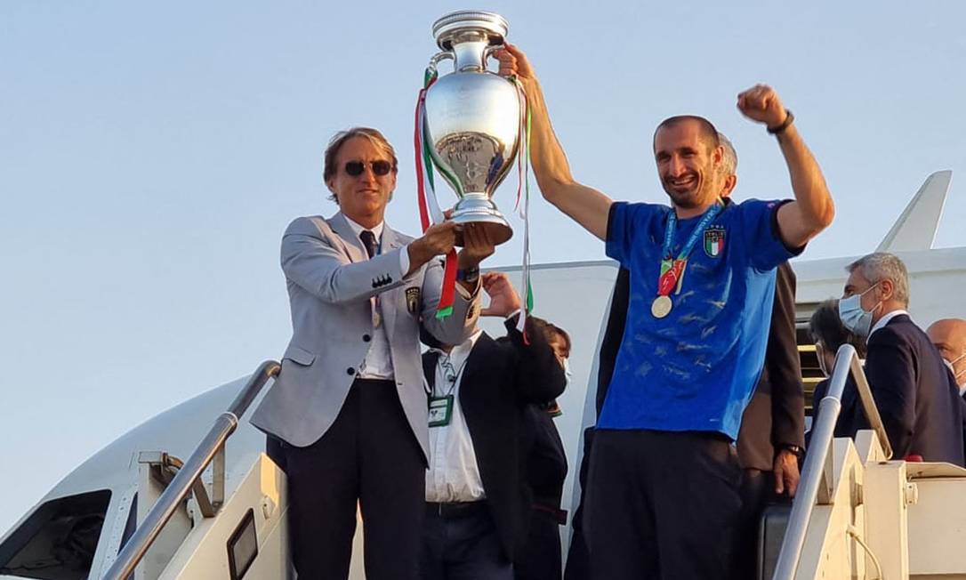 Chiellini foi o capitão da Itália no título europeu Foto: - / AFP
