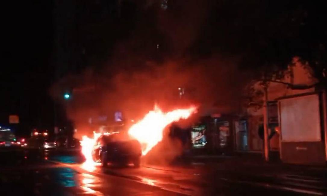 Carro em chamas na Avenida Princesa Isabel Foto: Reprodução