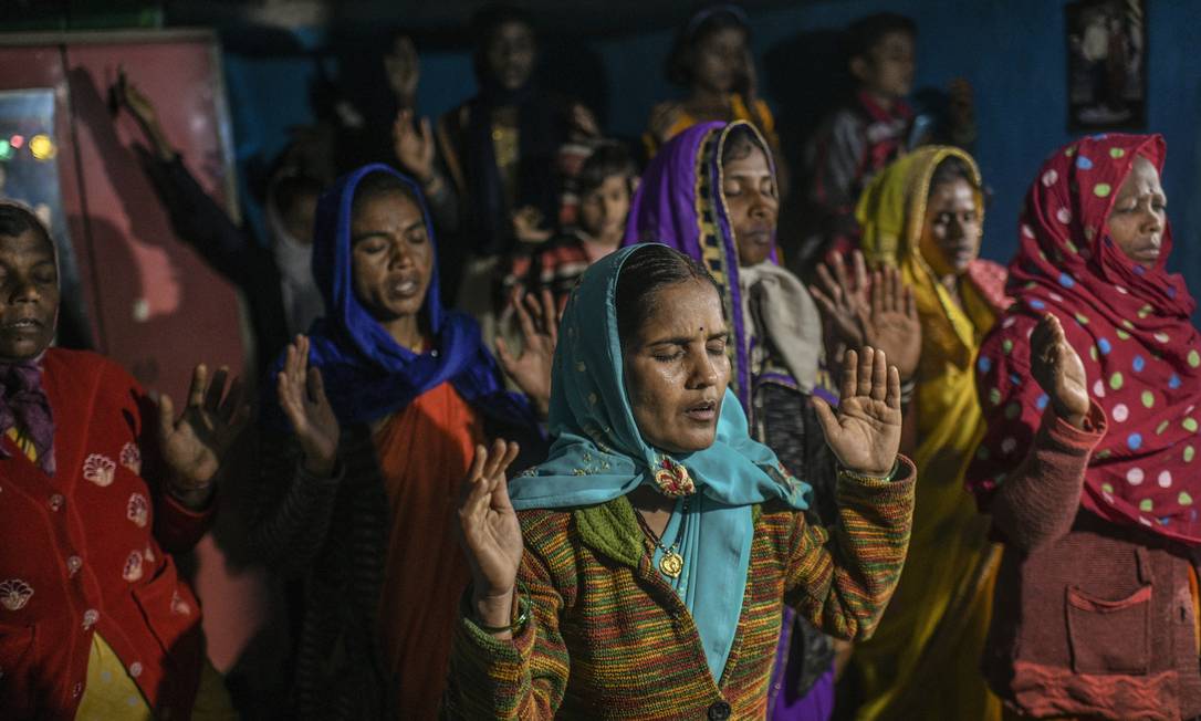 Mulheres em uma reunião de oração secreta em meio à violência contra cristãos no estado de Madhya Pradesh, na Índia Foto: ATUL LOKE / NYT