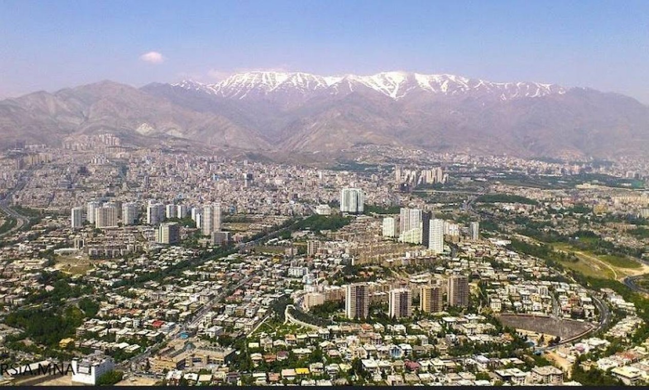 Teerã, Irã. As majestosas Montanhas Alborz ao norte de Teerã são colocadas em um retrato perfeito Foto: Reprodução