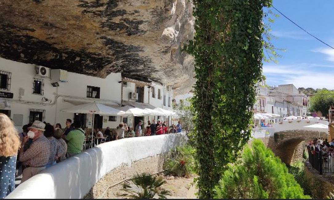 Rua Cuevas De La Sombra, em Sentenil de las Bodegas, na Espanha Foto: Reprodução