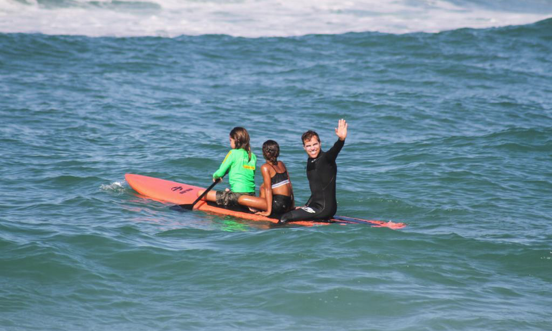 Surfe e stand up paddle estão entre as atividades do Quiosque Burle Experience, no posto 6 Foto: Divulgação