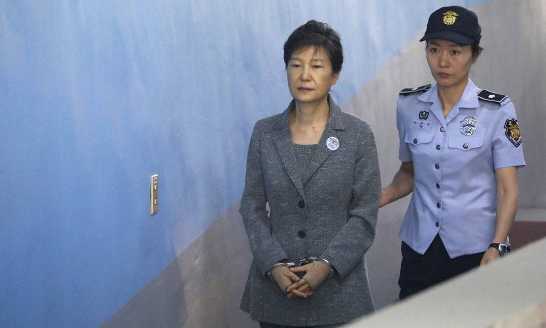 Ex-presidente sul-coreana, Park Geun-hye, chega a tribunal em Seul para audiência em processo, no dia 25 de agosto de 2017 Foto: KIM HONG-JI / AFP