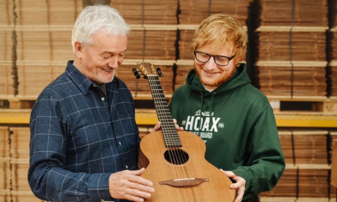 Ed Sheeran criou violão exclusivo com George Lowden (esq.) e arrecada R$ 395 mil em rifa para escola na Inglaterra Foto: Reprodução/ GeeWizz