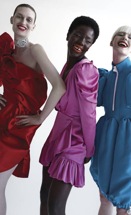 Da esq. para a dir.: Vestido Juliana Jabou, colar Dolce & Gabbana. Vestido Agilitá. Vestido Louis Vuitton Foto: Fábio Bertelt