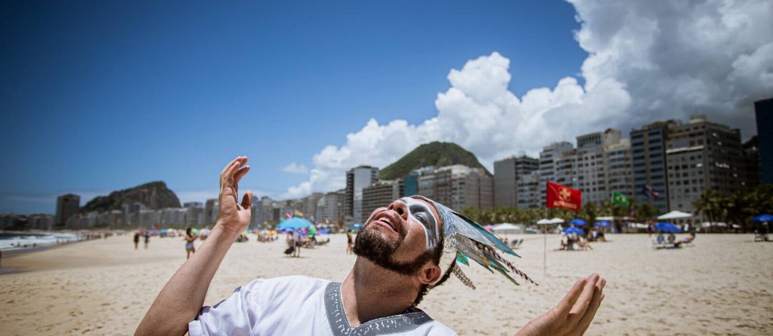 DJ MAM, responsável pela programação musical da virada, passeia na orla de Copacabana Foto: Hermes de Paula / Agência O Globo