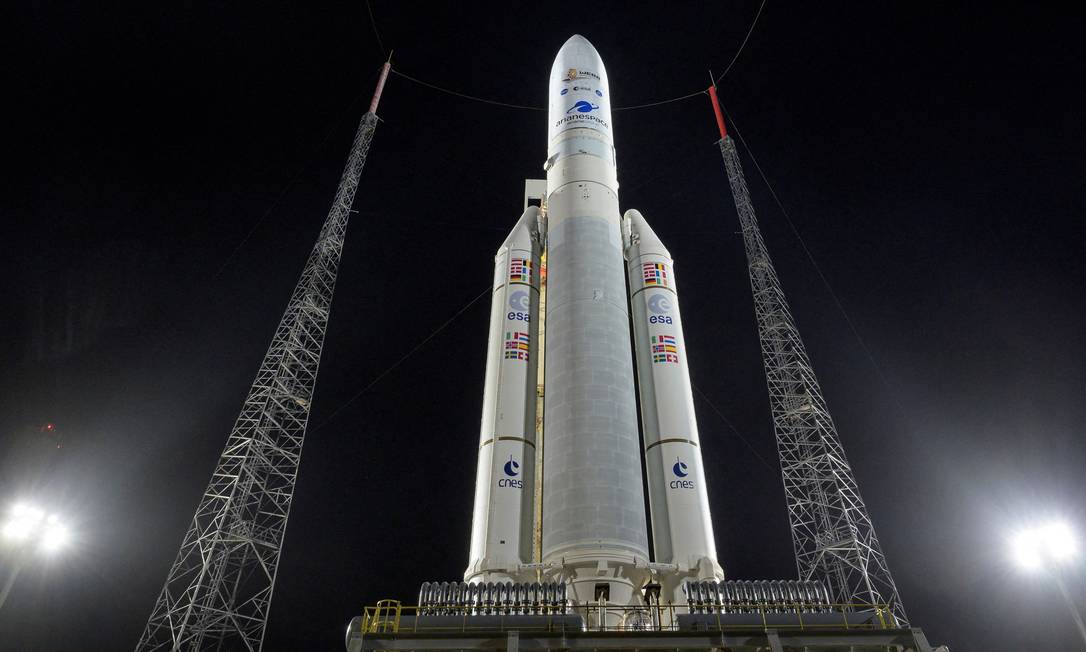 O foguete Ariane 5, da Arianespace, com o telescópio espacial James Webb da Nasa a bordo Foto: BILL INGALLS/NASA / via REUTERS