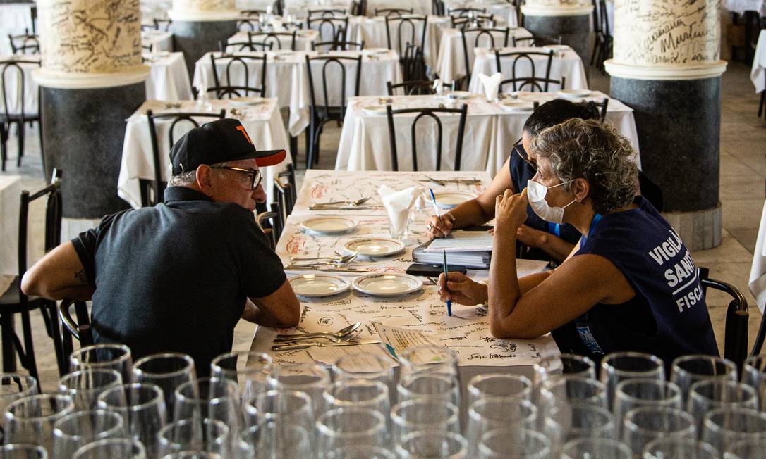 Equipe de fiscalização percorreu restaurantes tradicionais no Leme Foto: Hermes de Paula/21.12.2021 / Agência O Globo