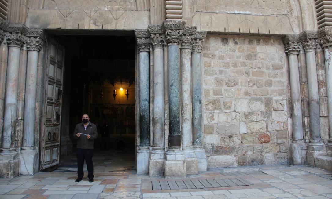 Adeeb al-Husseini segura nas mãos a chave da Igreja do Santo Sepulcro, em Jerusalém Foto: Paola de Orte