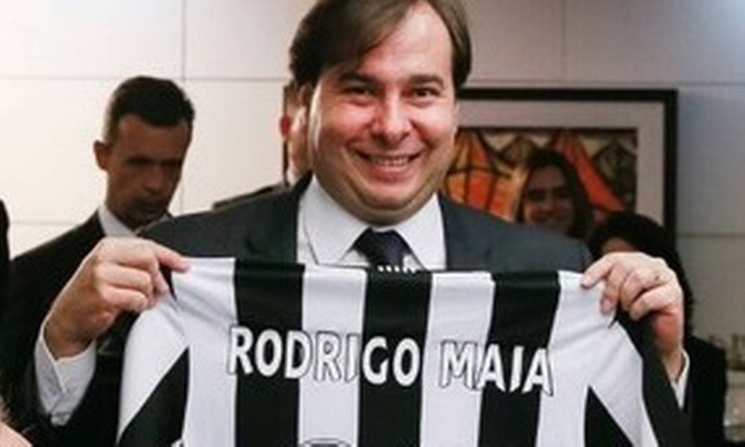 Rodrigo Maia ganha camisa 25 do Botafogo com seu nome Foto: Reproduo