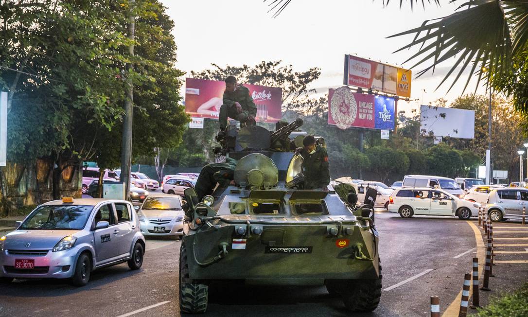 Soldados sentados em veículo blindado em Yangon, em Mianmar, dias depois do golpe militar de fevereiro, que afastou políticos ligados à Nobel da Paz Aung San Suu Kyi do poder Foto: THE NEW YORK TIMES / NYT