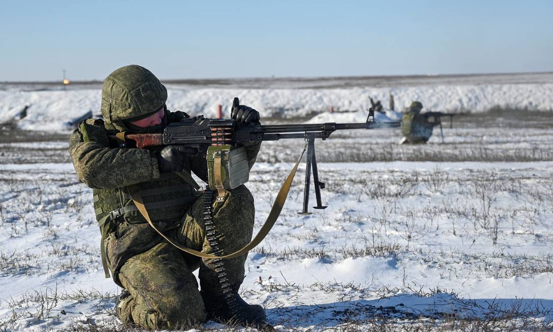 Militares russos fazem disparos durante exercícios táticos de combate na região de Rostov, no Sul da Rússia Foto: SERGEY PIVOVAROV / REUTERS