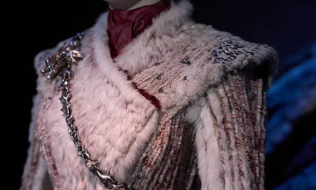 O casaco de pele de Daenerys Targaryen (Emilia Clarke) é uma das peças de figurino que estarão expostas no Game of Thrones Studio Tour, na Irlanda do Norte Foto: Divulgação