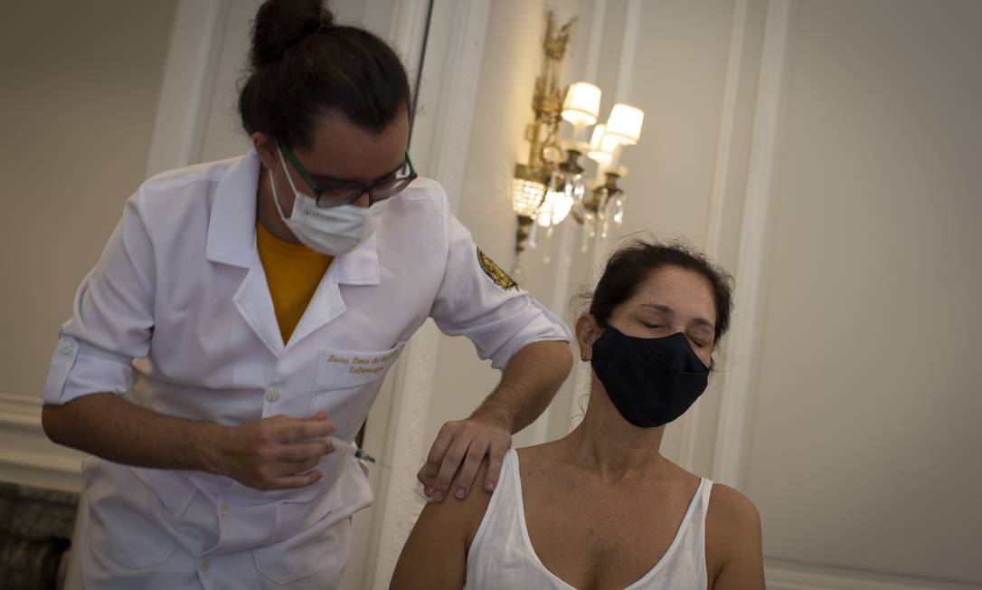 Vacinação na Casa Firjan, em Botafogo Foto: Márcia Foletto / Agência O Globo