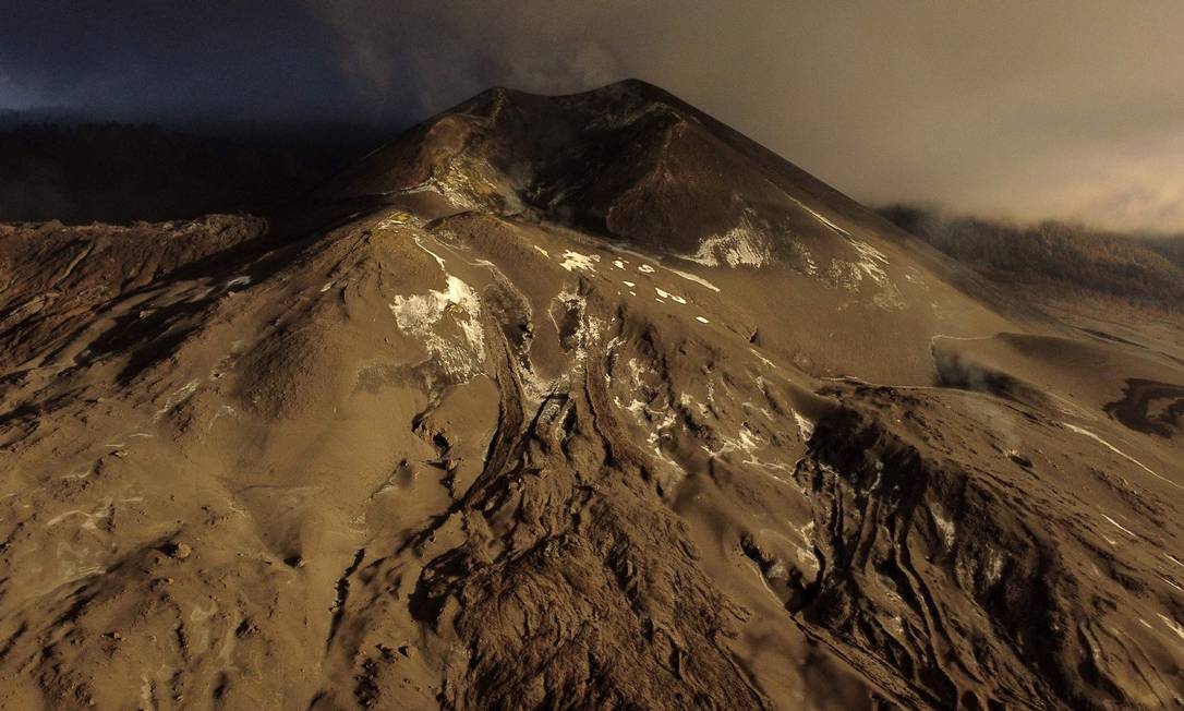 Imagem aérea mostra o vulcão Cumbre Vieja, na ilha de La Palma, na Espanha, no dia 16 de dezembro Foto: JORGE GUERRERO / AFP