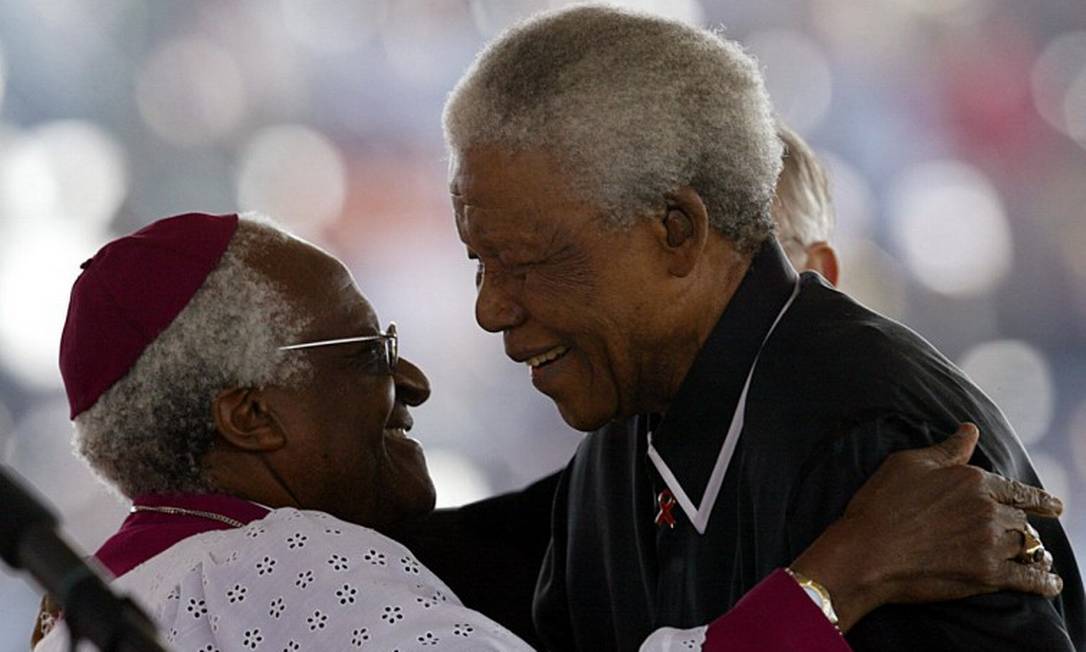 Desmond Mpilo Tutu foi arcebispo da Igreja anglicana na África do Sul e vencedor do Nobel da Paz em 1984 pela luta contra o apartheid no país. Na foto, abraça o amigo Nelson Mandela ícone da luta contra a segregação sul-africana (17-05-2003) Foto: AFP