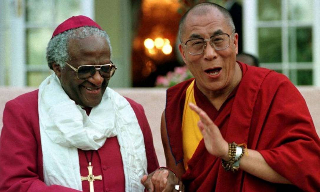 Dalai Lama descreveu Desmond Tutu como seu &#039;irmão espiritual mais velho&#039; (21-08-1996) Foto: MIKE HUTCHINGS / REUTERS