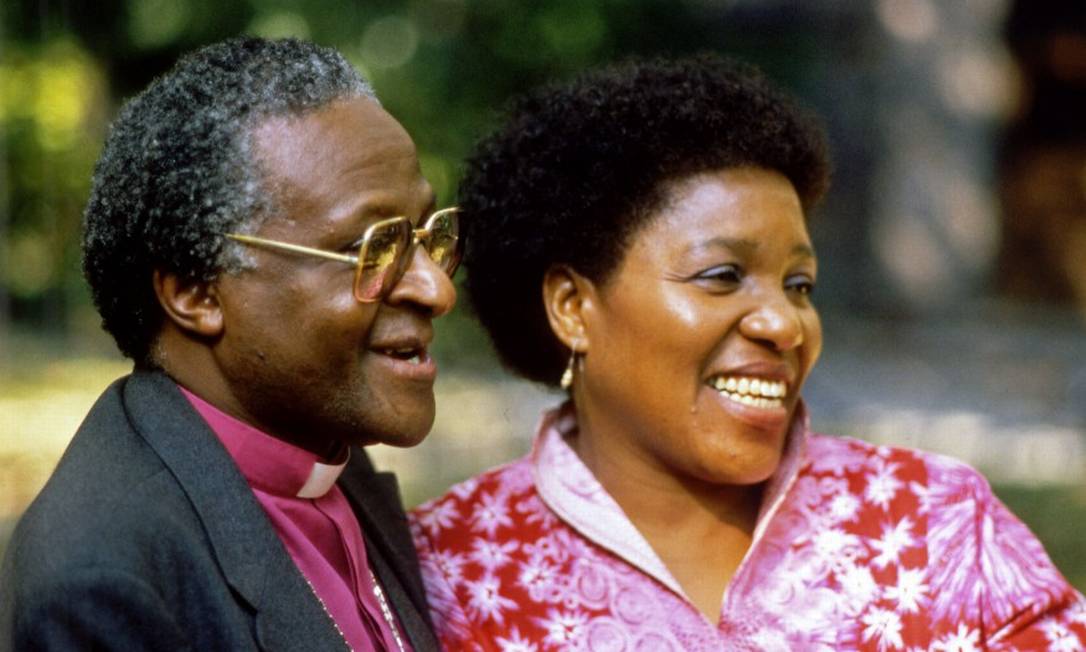 Desmond Tutu e a mulher, Leah, se casaram em 1955 e tiveram quatro filhos (23-10-1984) Foto: SCANPIX SWEDEN / AFP