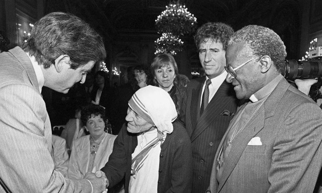 Na foto de 1985, os vencedores do Nobel da Paz Madre Teresa e Desmond Tutu cumprimentam o ministro da Educação Francês Jean-Pierre Chevenement durante um colóquio internacional sobre &#039;Liberdades e Direitos Humanos&#039; (30-05-1985) Foto: MICHEL CLEMENT / AFP