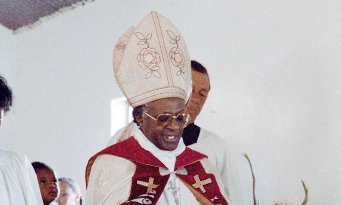 Desmond Tutu se tornou foi o primeiro arcebisbo negro da Cidade do Cabo, na África do Sul (13-07-1986) Foto: WALTER DHLADHLA / AFP