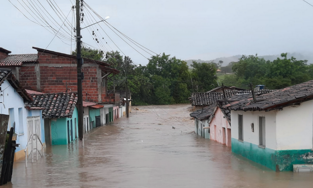 Forte chuva causou alagamentos e rompimento de barragem na região de Itambé (BA) Foto: Reprodução/Redes sociais