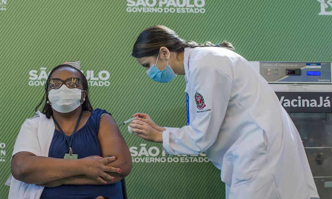 A enfermeira Mônica Calazans foi a primeira pessoa vacinada contra a Covid-19 no Brasil. Ela recebeu CoronaVac Foto: Edilson Dantas / Agência O Globo/17-01-2021