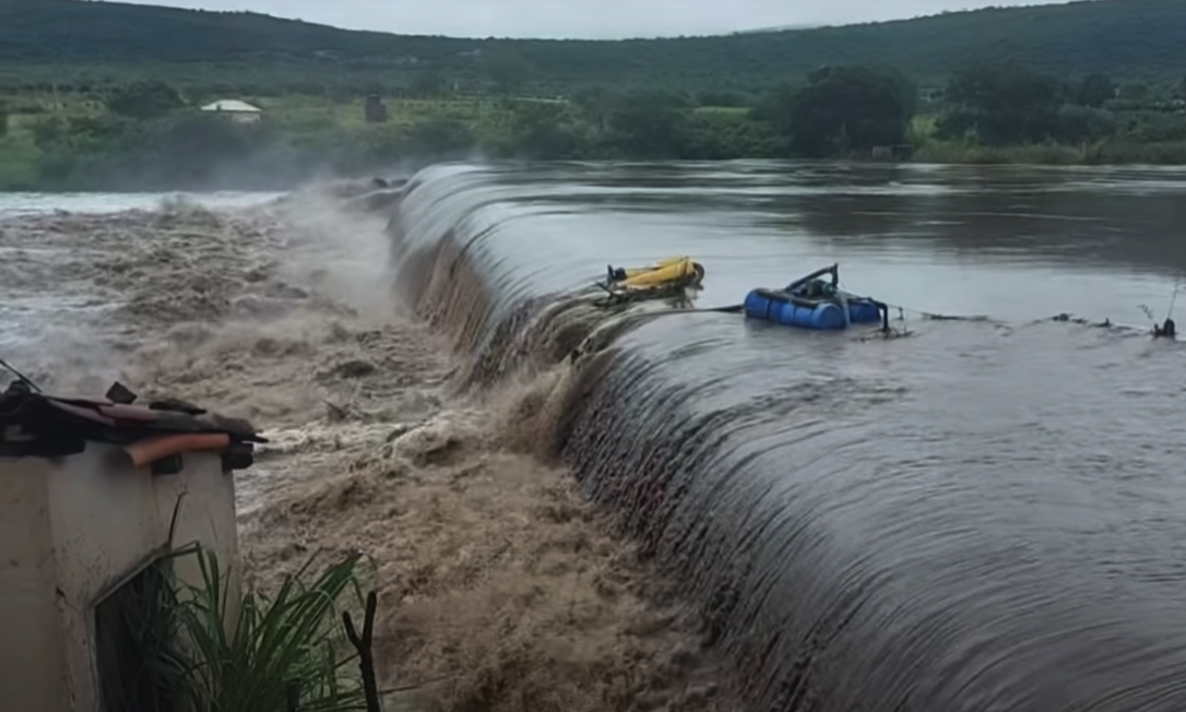 Barragem se rompeu na região da Chapada Diamantina, levando pânico a moradores de Jussiape, na Bahia Foto: Reprodução