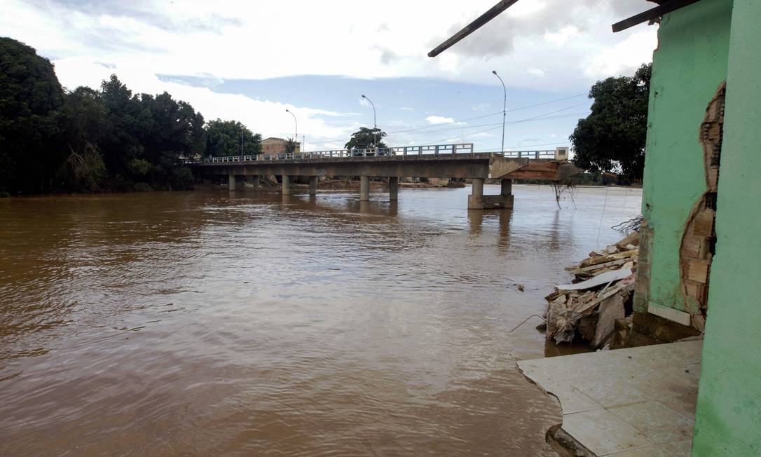 Ponte cai no município de Itamaraju, no Sul da Bahia, que sofre com enchente Foto: MATEUS PEREIRA / AFP/GOVERNO DO ESTADO DA BAHIA