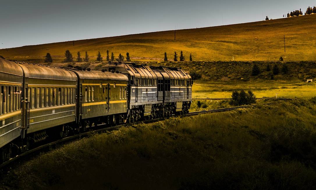Trem nas estepes da Mongólia, um dos trechos da viagem ferroviária mais longa do mundo, de Portugal a Cingapura Foto: Jeremy Zhu / Pixabay / Reprodução
