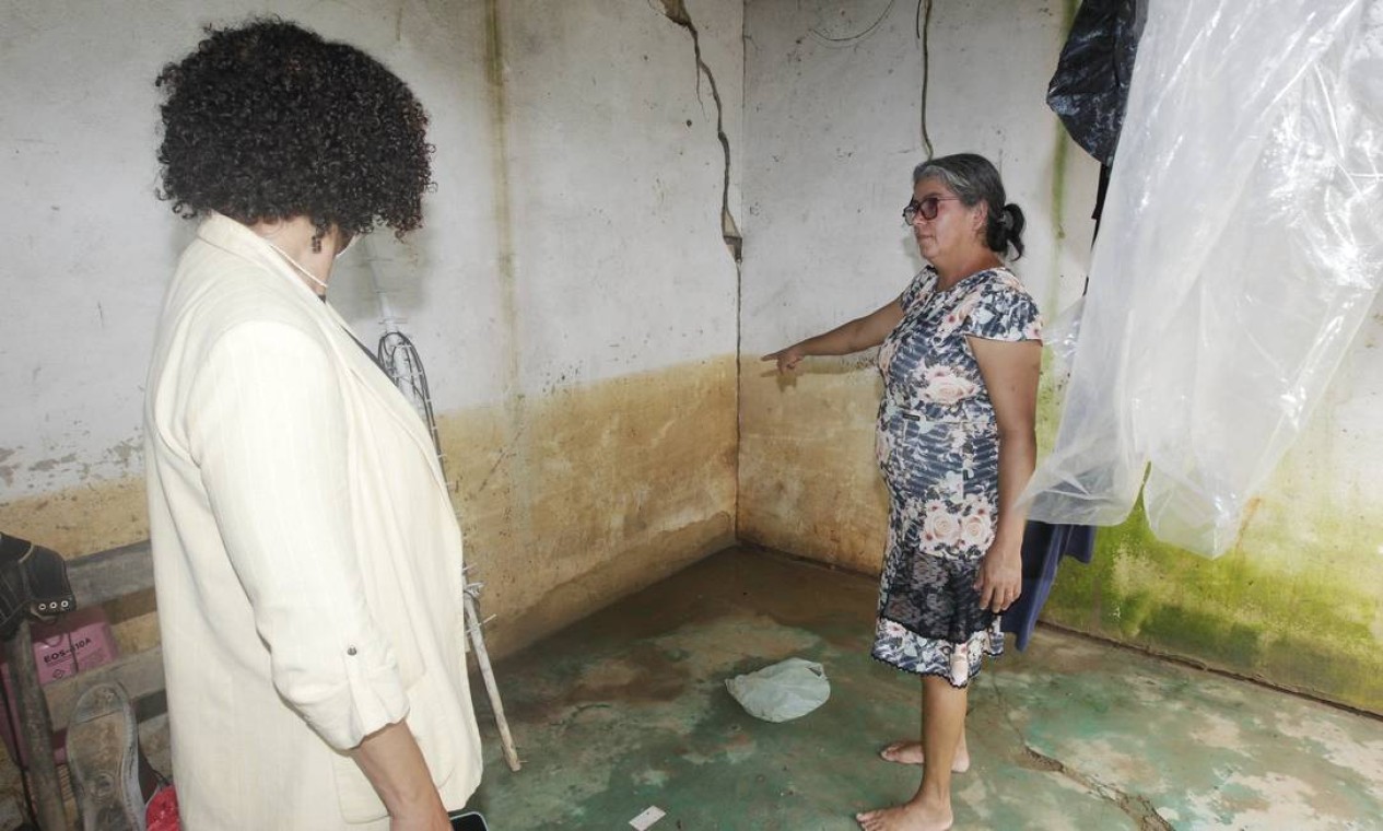Moradora de Itamaraju mostra para servidora do estado até onde chegou a inundação Foto: Mateus Pereira / Governo da Bahia