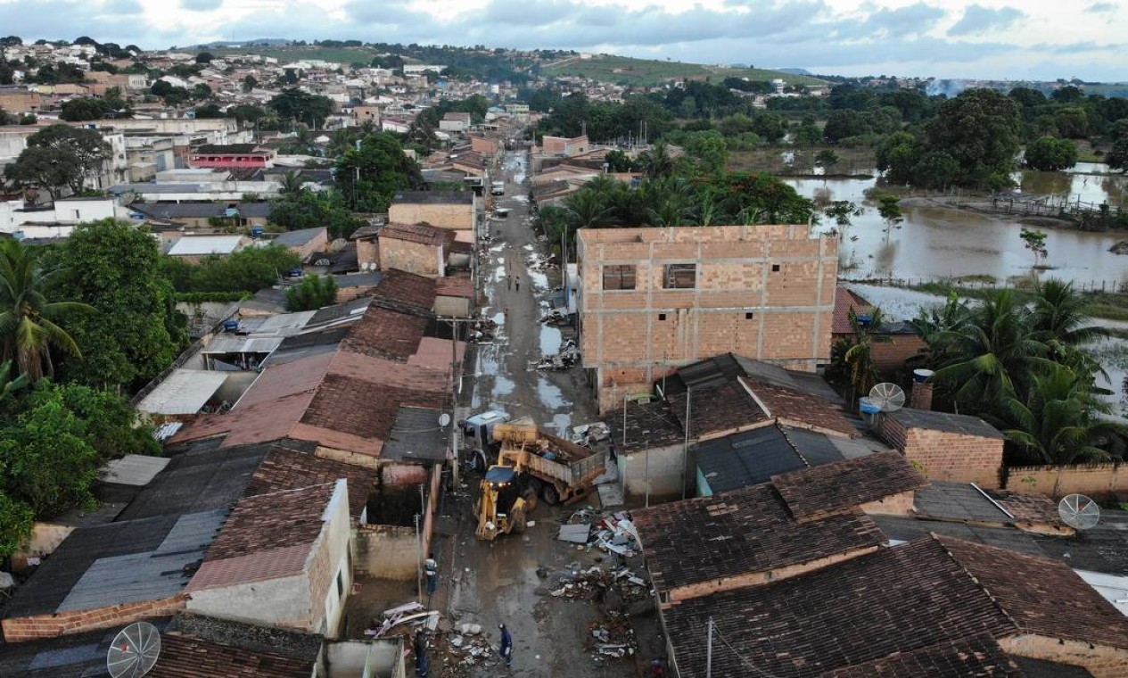 Retroescavadeira é usada para limpar entulhos em inundada pela chuva em Itamaraju Foto: Manu Dias / Governo da Bahia