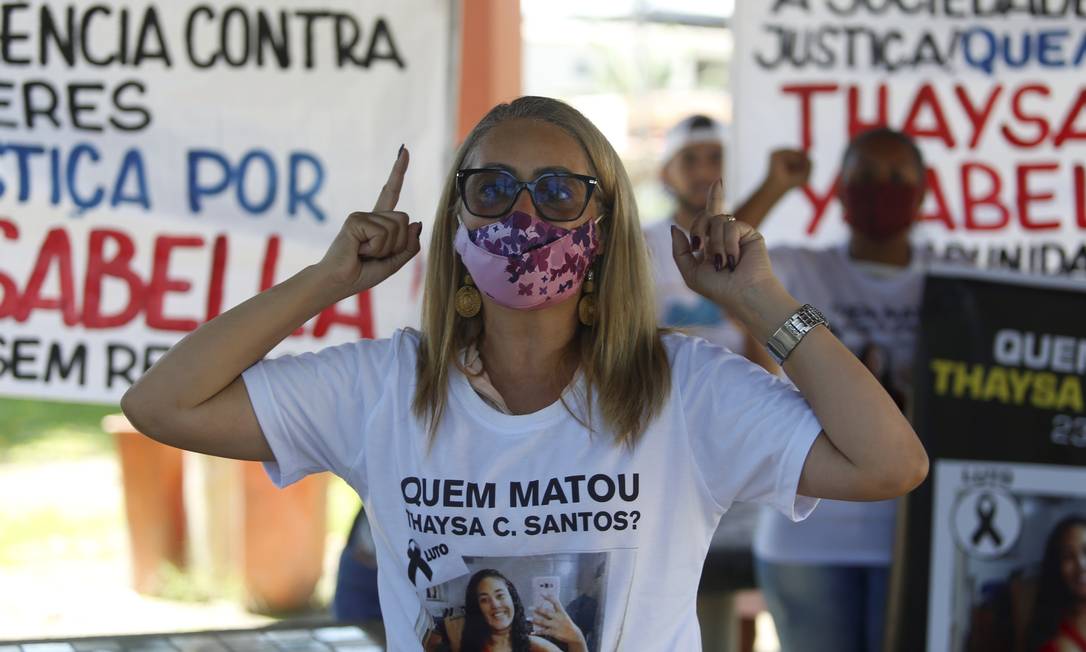 Jaqueline Campos, mãe de Thaysa Campos, faz protesto pela morte da filha no local onde corpo foi encntrado Foto: FABIANO ROCHA / Agência O Globo