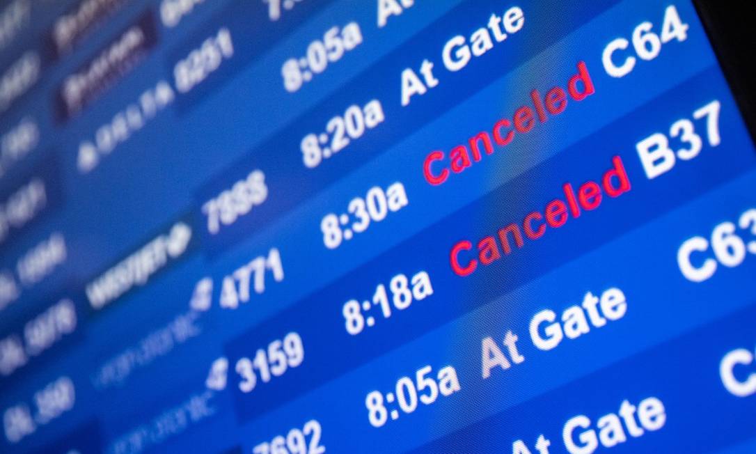 Painel mostra voos cancelados no aeroporto John F. Kennedy, no Queens, em Nova York Foto: JEENAH MOON / REUTERS