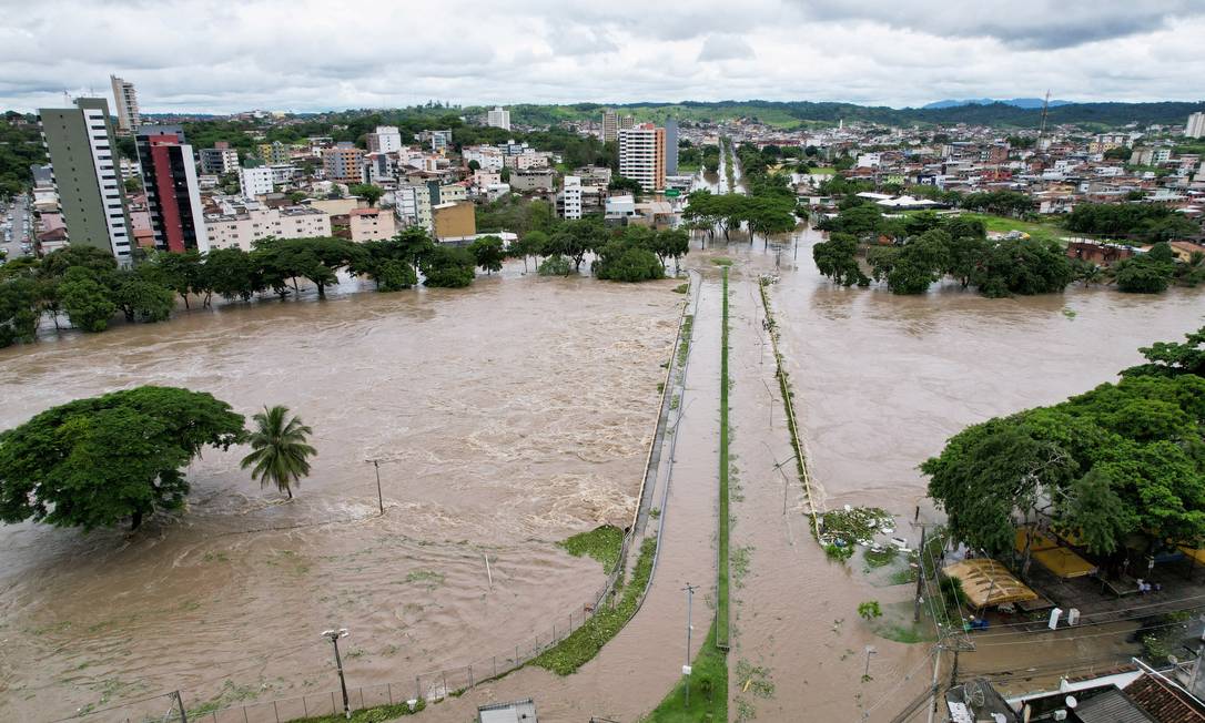 Rio Cachoeira na cidade de Itabuna subiu quase dez metros e transbordou Foto: REUTERS/Leonardo Benassatto / REUTERS/Leonardo Benassatto