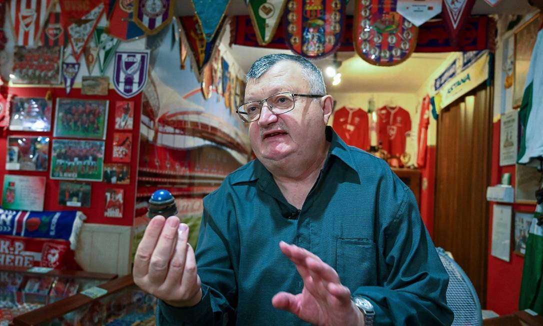 Attila Becz, diretor da Casa do Futebol de Botão, em Szigetszentmiklos, mostra o botão mais antigo do museu húngaro Foto: ATTILA KISBENEDEK / AFP