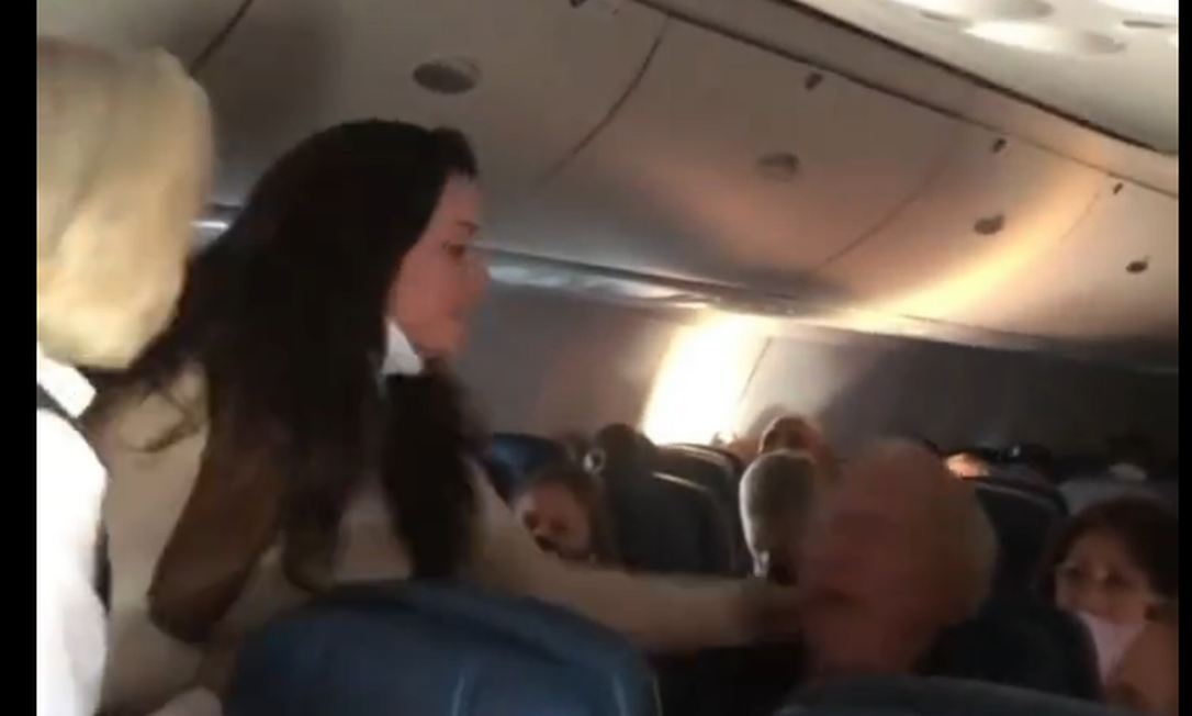 Mulher, sem máscara, agride homem por não usar proteção em voo nos Estados Unidos Foto: Reprodução Redes Sociais