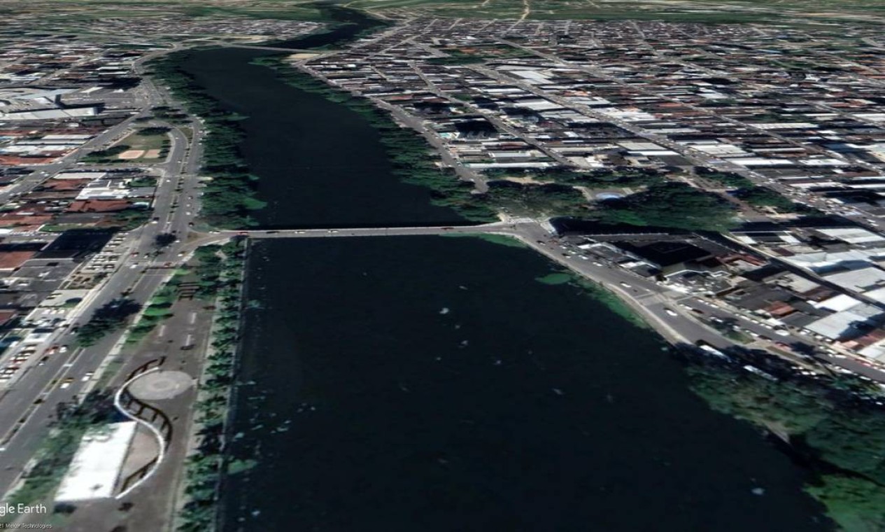 Imagem de satélite extraída do Google. Pressão da água sobre a ponte principal de Itabuna foi tão grande que ela ameaça desabar e foi interditada Foto: Reprodução / Google Earth