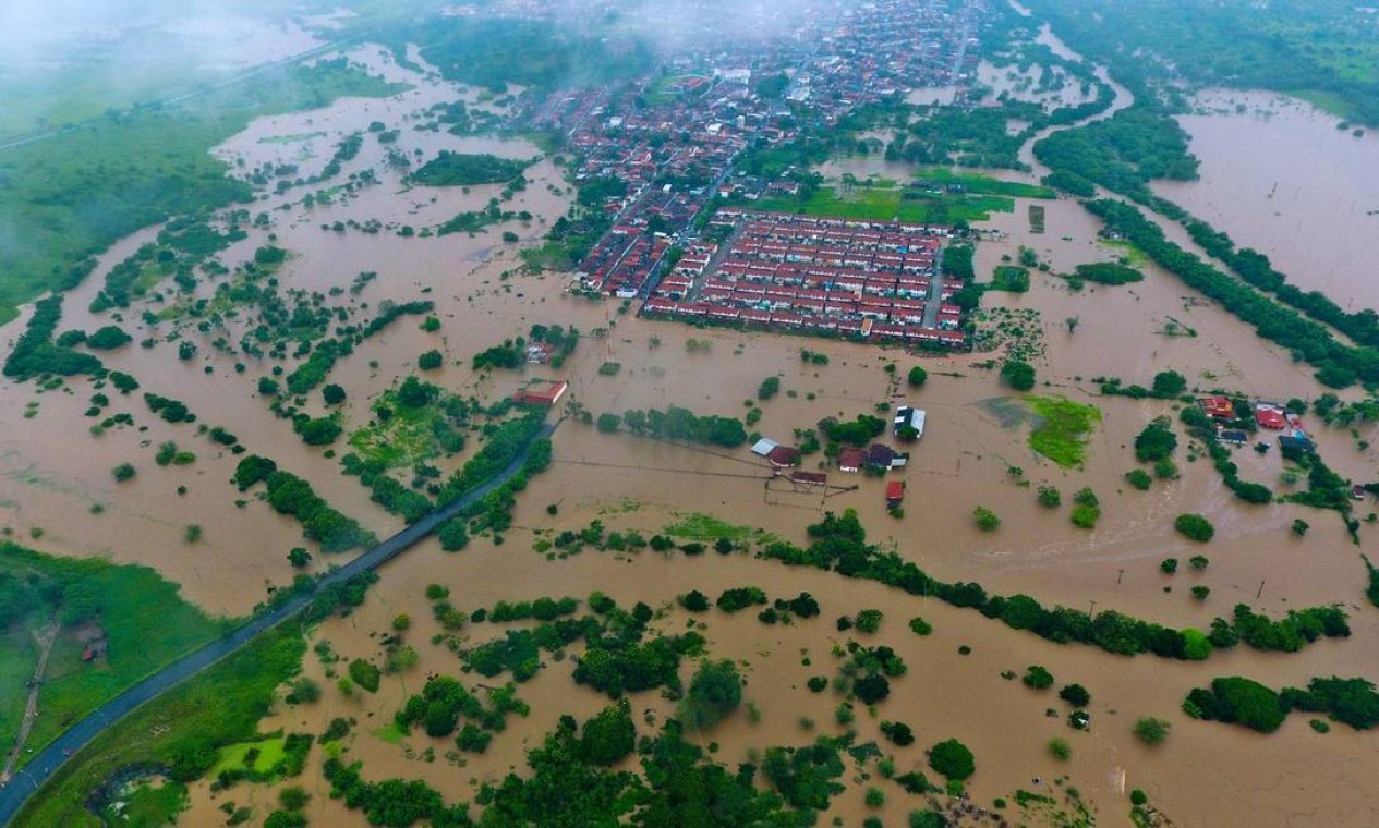 Em Itapetinga, no sudoeste da Bahia, o rio Catolé transbordou em alguns pontos e inundou parte do município Foto: MANUELLA LUANA / AFP