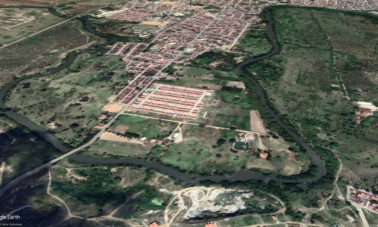 Imagem de satélite mostra bairro de Itapetinga, no sudoeste da Bahia, antes da enchente Foto: Reprodução / Google Earth
