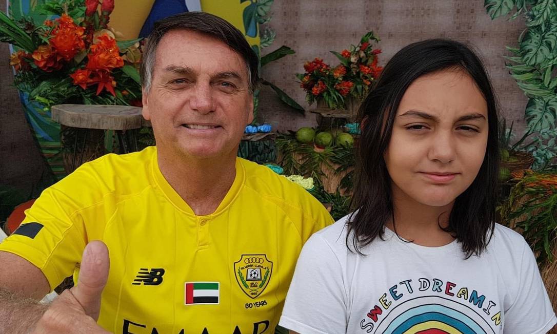 O presidente Jair Bolsonaro e sua filha caçula, Laura Foto: Reprodução/Twitter