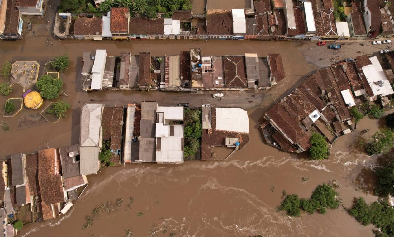 Vista aérea mostra ruas inundadas, causadas por fortes chuvas, em Itajuípe Foto: AMANDA PEROBELLI / REUTERS