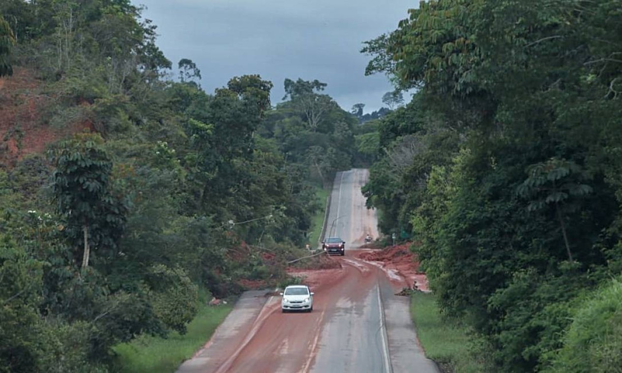Deslizamento de terra em trecho da rodovia BR-101, entre Gandu e Teolândia Foto: Camila Souza / GOVBA