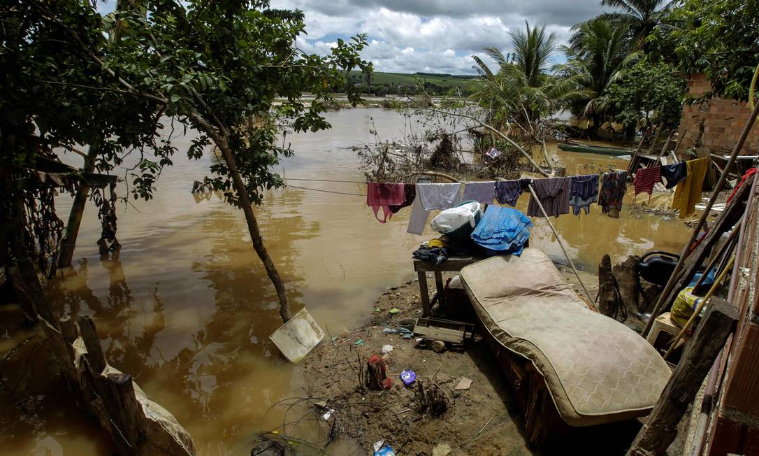 Moradores de Itamaraju, no sul da Bahia, perderam casas e móveis na enchente Foto: MATEUS PEREIRA / AFP