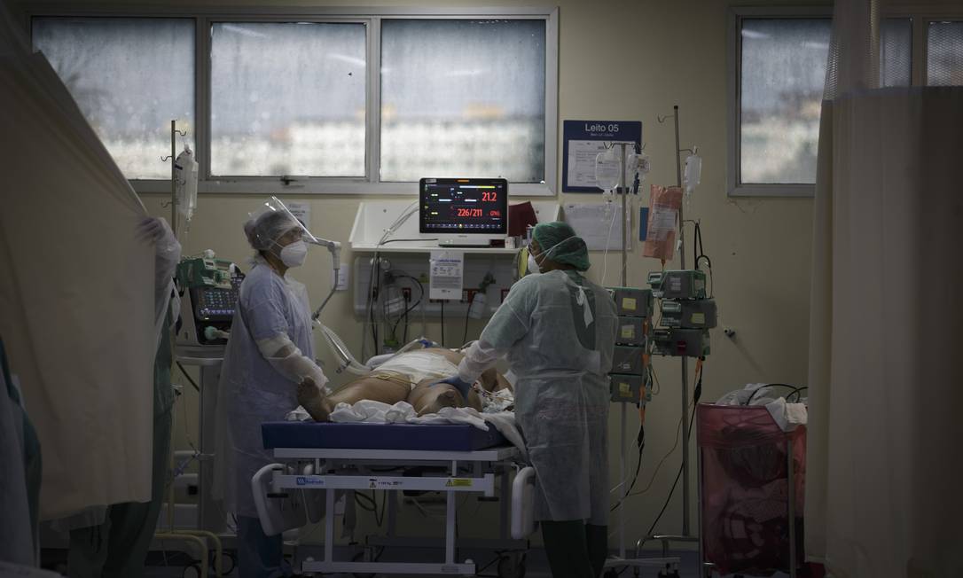 Equipe médica cuida de paciente internado em hospital do Rio Foto: Márcia Foletto / Agência O Globo